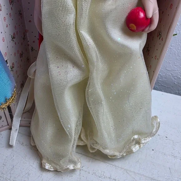 Vintage 10" Porcelain Snow White Style Doll 2 Extra Outfits & Music Box Trunk‎ - Picture 16 of 16